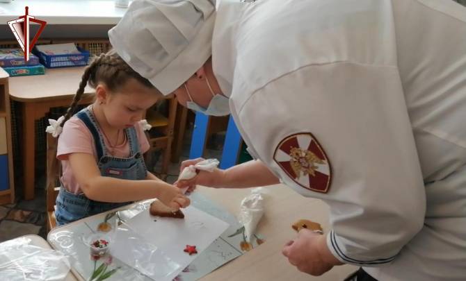 Повар брянской Росгвардии провела для детей кулинарный мастер-класс