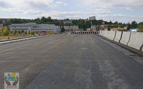 В Брянске на Славянском мосту начали укладывать асфальт
