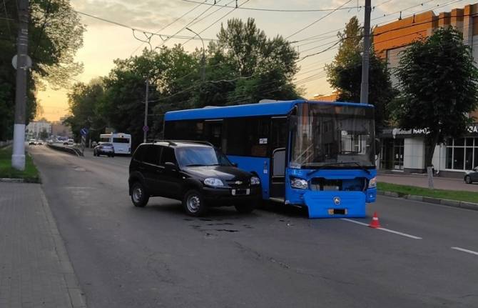 В Брянске в ДТП с автобусом №5Д и легковушкой покалечилась 66-летняя женщина