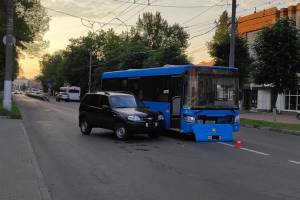 В Брянске в ДТП с автобусом №5Д и легковушкой покалечилась 66-летняя женщина