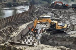В Брянске на строительстве Славянского моста бетонируют русловые опоры