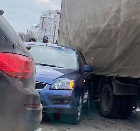 В Брянске возле ТЦ «Мельница» столкнулись легковушка и грузовик