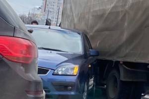 В Брянске возле ТЦ «Мельница» столкнулись легковушка и грузовик