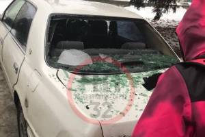 В Брянске рухнувшая ледяная глыба разбила автомобиль