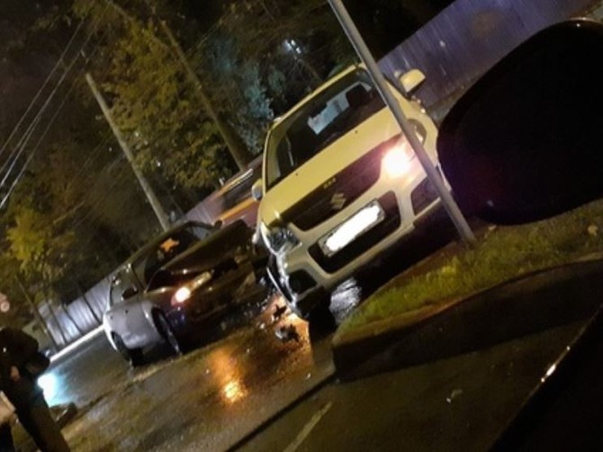 В Брянске перед Площадью Партизан столкнулись два автомобиля