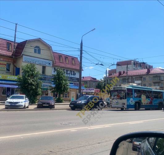 В Брянске на Стальзаводе троллейбус №9 врезался в иномарку