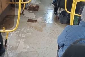 В брянском автобусе №7 сняли на видео бьющий из пола фонтан