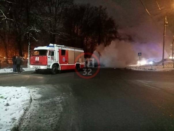 В Брянске у Дворца железнодорожников сгорел автомобиль