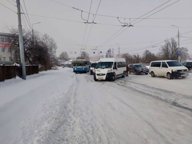 В Брянске для вызволения транспорта из снежного плена понадобилась людская сила