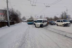 В Брянске для вызволения транспорта из снежного плена понадобилась людская сила