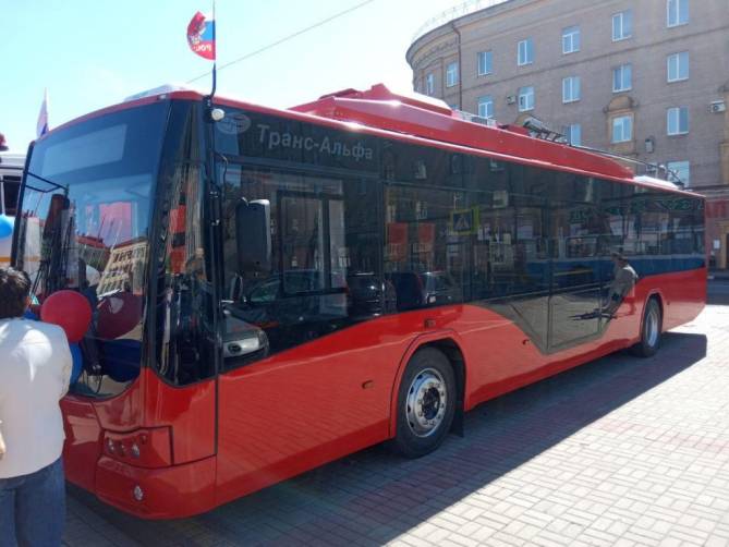 В Брянске впервые прошел обкатку новый красный троллейбус