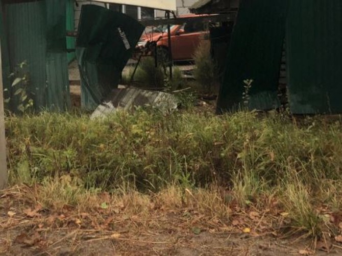 В Новозыбкове пьяный на Lada Vesta снёс забор и убежал