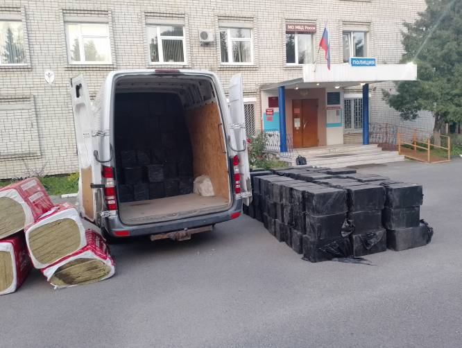 Брянские сотрудники ДПС задержали микроавтобус с 118 500 пачками контрафактных сигарет
