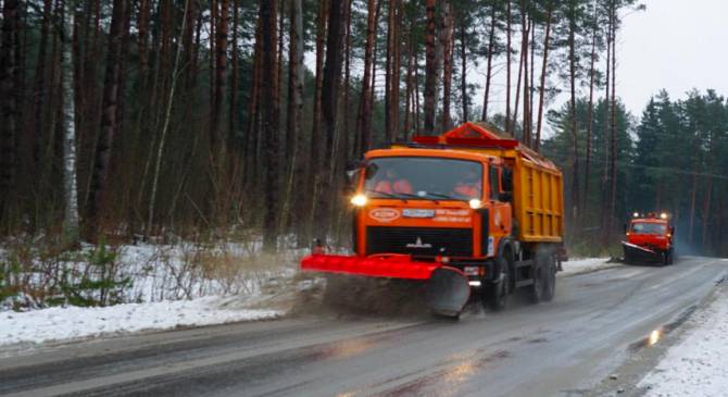 На брянские дороги за сутки высыпали 5274 тонны песка и соли