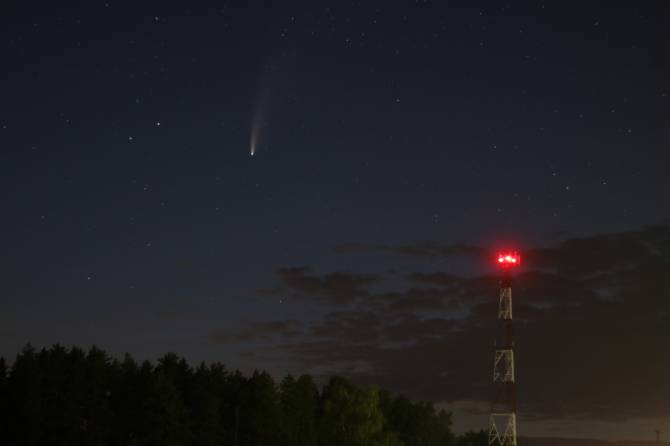 В небе над брянским поселком сняли на фото яркую комету