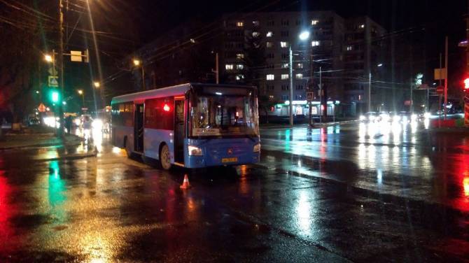 В Брянске возле ТРЦ «БУМ-сити» пьяный нарушитель попал под автобус