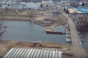 В Брянске мост на набережной строят 70 рабочих и 30 машин
