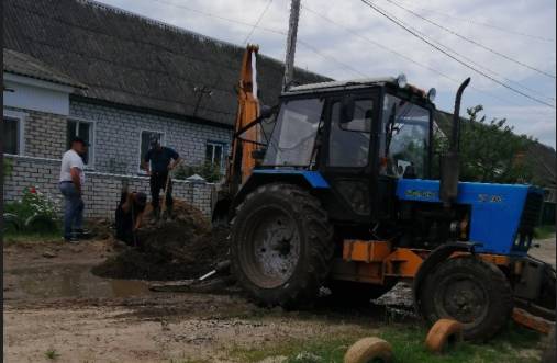 Жители Унечи обвинили работников водоканала в хамстве и вандализме