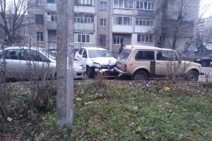 В Брянске на Володарке в аварию попало такси Uber