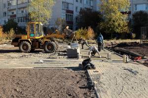 В Брянске начали укладку тротуарной плитки в сквере Рекункова