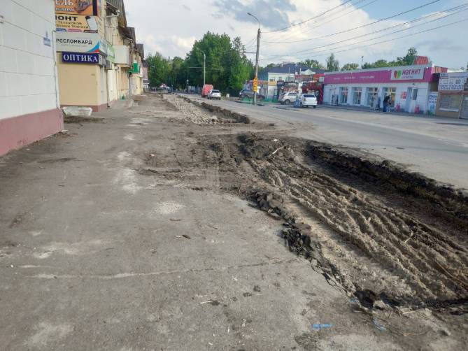 В Брянске укладчикам плитки по улице Димитрова помешали пешеходы