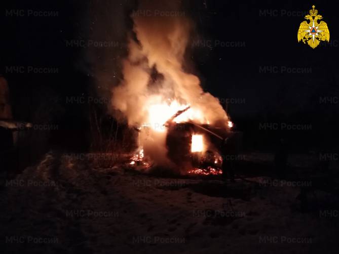 В брянском посёлке Супонево сгорела дача: есть раненый