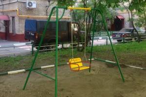 В Гордеевке нашли опасные качели на детской площадке
