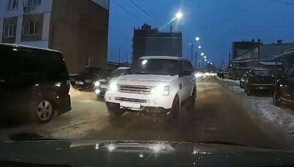 В Брянске водитель внедорожника устроил аварийную ситуацию на встречке