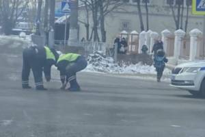 В Брянске автоинспекторы перекрыли движение ради конфет ребенка