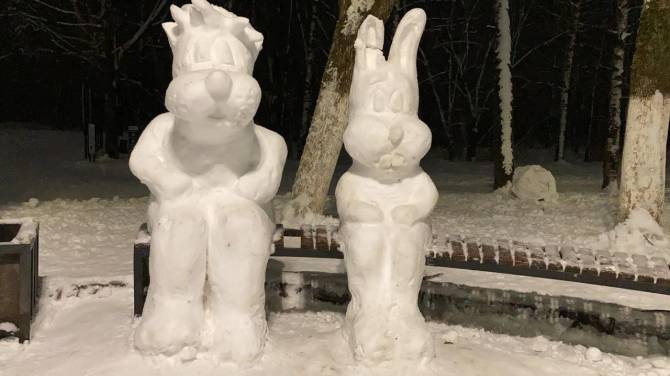 В Брянске на Кургане появилась выставка снежных скульптур