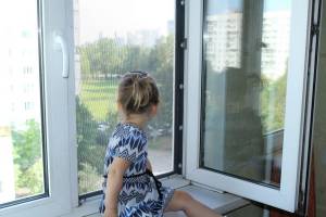 В Брянске из окна дома по переулку Минскому выпала 4-летняя девочка