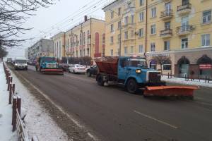 В Брянске на ликвидации последствий снегопада работали 47 машин спецтехники