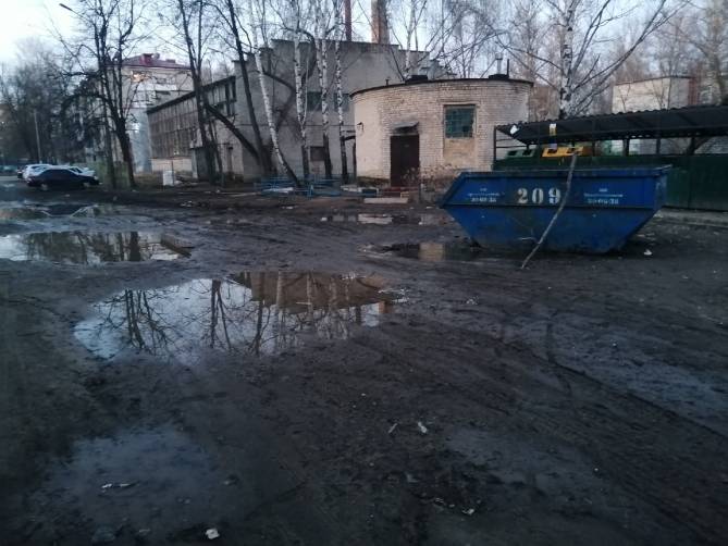 В Брянске на переулке Новозыбковский мусорные баки утонули в грязи