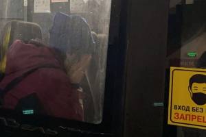  «Я ничего не сделала»: задержанная в Брянске женщина расплакалась в полицейском автобусе