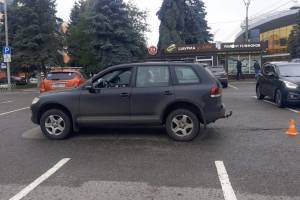 В Брянске возле Дома быта водитель Volkswagen сломал плечо пенсионерке