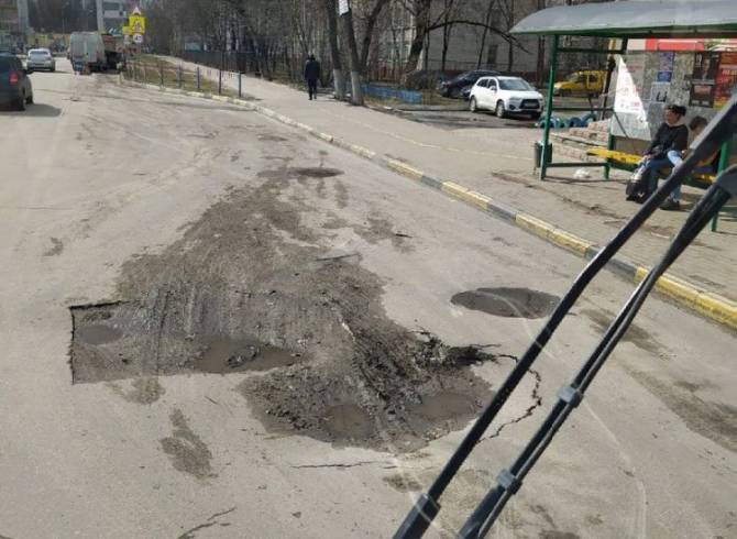 В Брянске перед остановкой заметили яму-ловушку для автобусов и маршруток