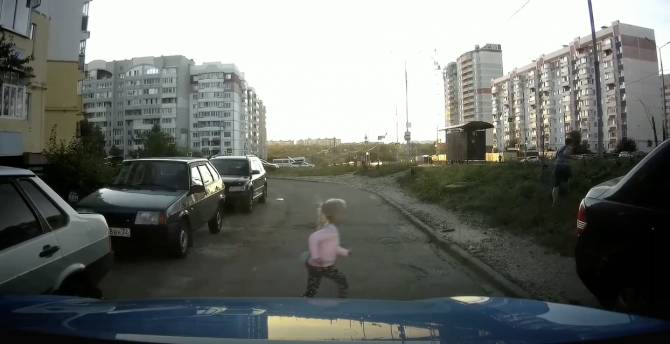 На улице Романа Брянского маленькая девочка едва не попала под машину