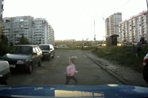 На улице Романа Брянского маленькая девочка едва не попала под машину