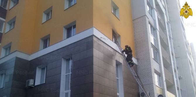 В Брянске из горящей многоэтажки на Дуки эвакуировали 10 человек