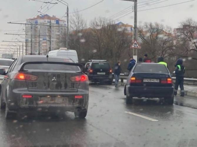 В Брянске на въезде в Бежицкий район столкнулись две легковушки