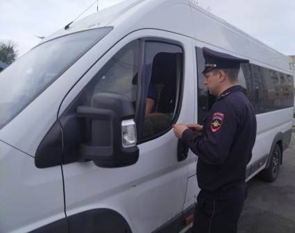 В Брянске двое маршрутчиков перевозили пассажиров сверх разрешенного количества