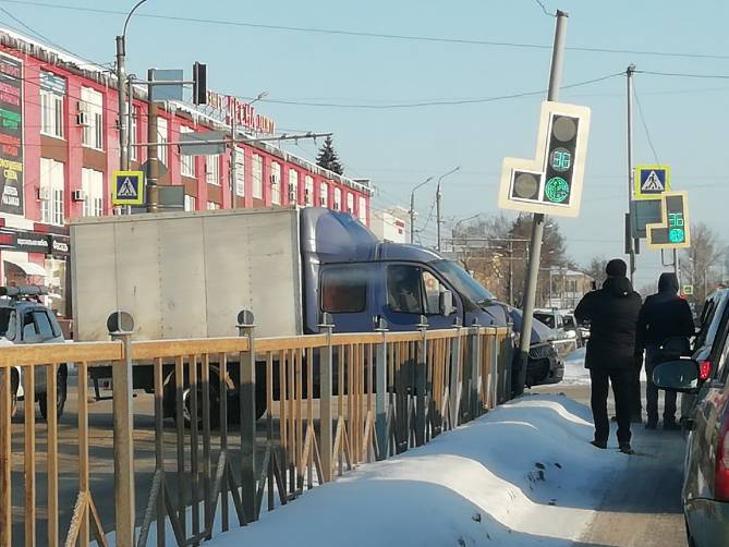 В Брянске на Станке Димитрова «Газель» врезалась в светофор