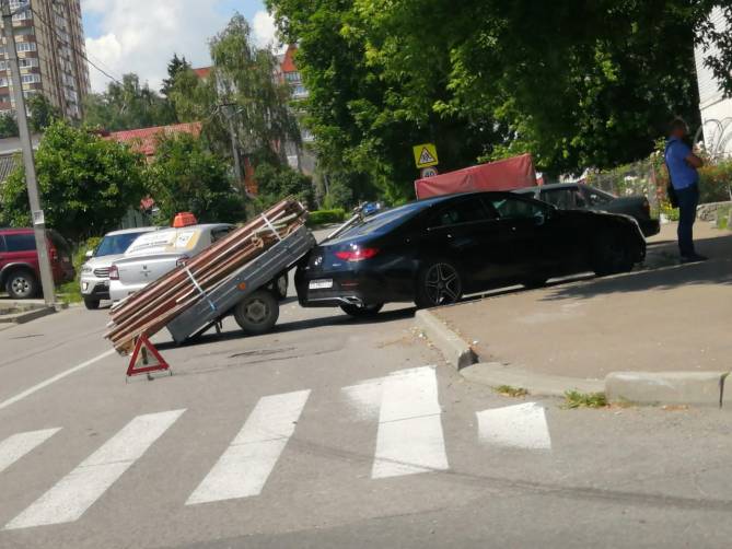 В Брянске оторвавшийся прицеп врезался в иномарку