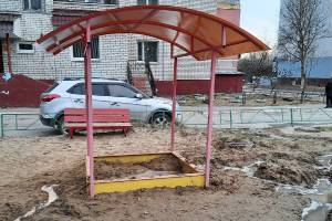 В Брянске на детской площадке разбросали битые стёкла