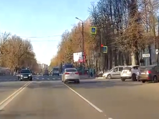 В Брянске сняли на видео проехавшего на красный свет водителя «Kia»