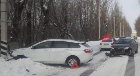 В Брянске на Речной столкнулись две легковушки: ранена 22-летняя девушка