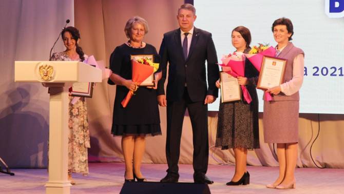 Президент Путин наградил четверых брянских учителей