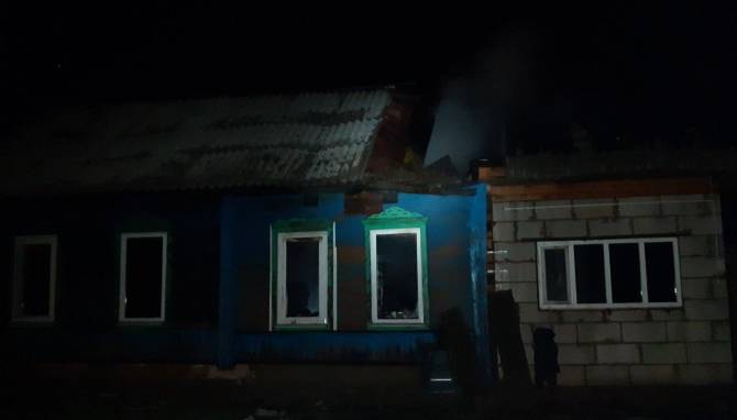 Горящий жилой дом в Суражском районе спасатели тушили более двух часов