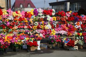 В Брянске к Радонице открылась торговля искусственными цветами