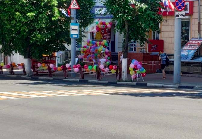 В Брянске магазины отметили самоизоляцию шариками и музыкой